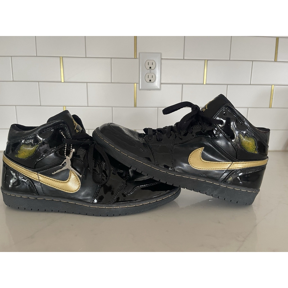 Air Jordan 1 Retro GS 'Metallic Gold Men’s Size 11.5 
030911 PC8